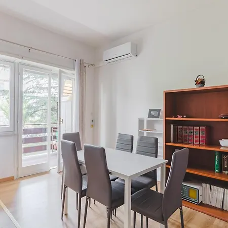 Pelizzi Apartment, 5 Persone, 2 Camere, Balcone, Cinecitta Appartement Rome