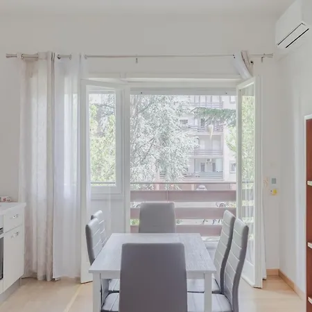 Pelizzi Apartment, 5 Persone, 2 Camere, Balcone, Cinecitta Appartement Rome