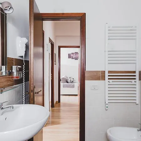 Pelizzi Apartment, 5 Persone, 2 Camere, Balcone, Cinecitta *